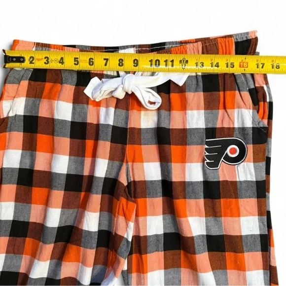 Women’s Philadelphia Flyers Flannel Pants. Medium - Picture 4 of 6
